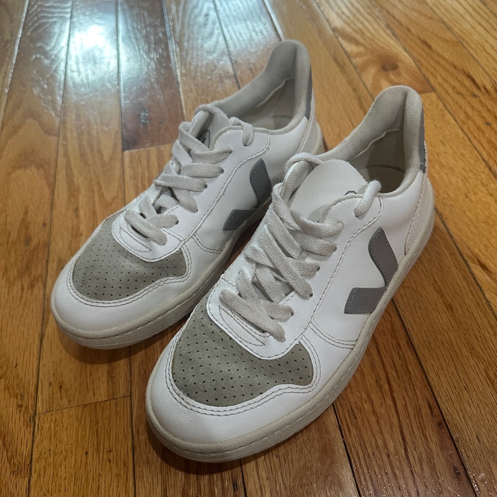 Veja V 10 Leather Sneaker - Picture 2 of 6